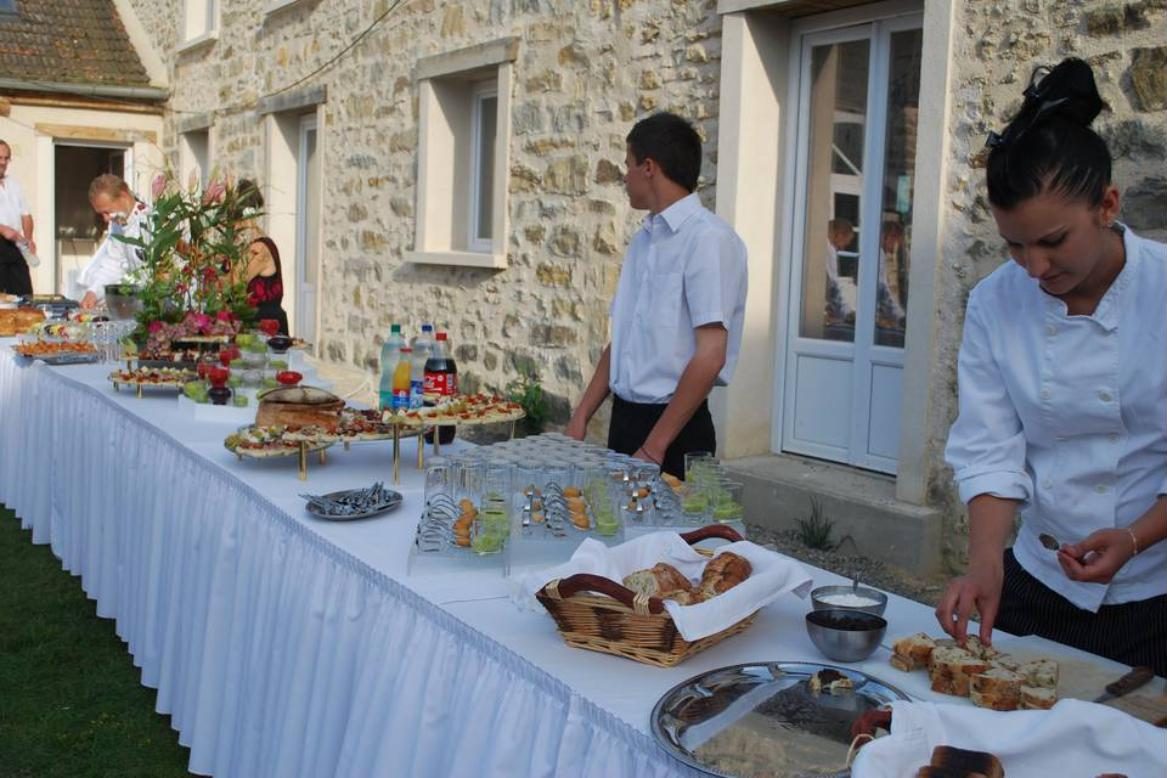 L'équipe Saveurs d'Autrefois au service d'un buffet de réception