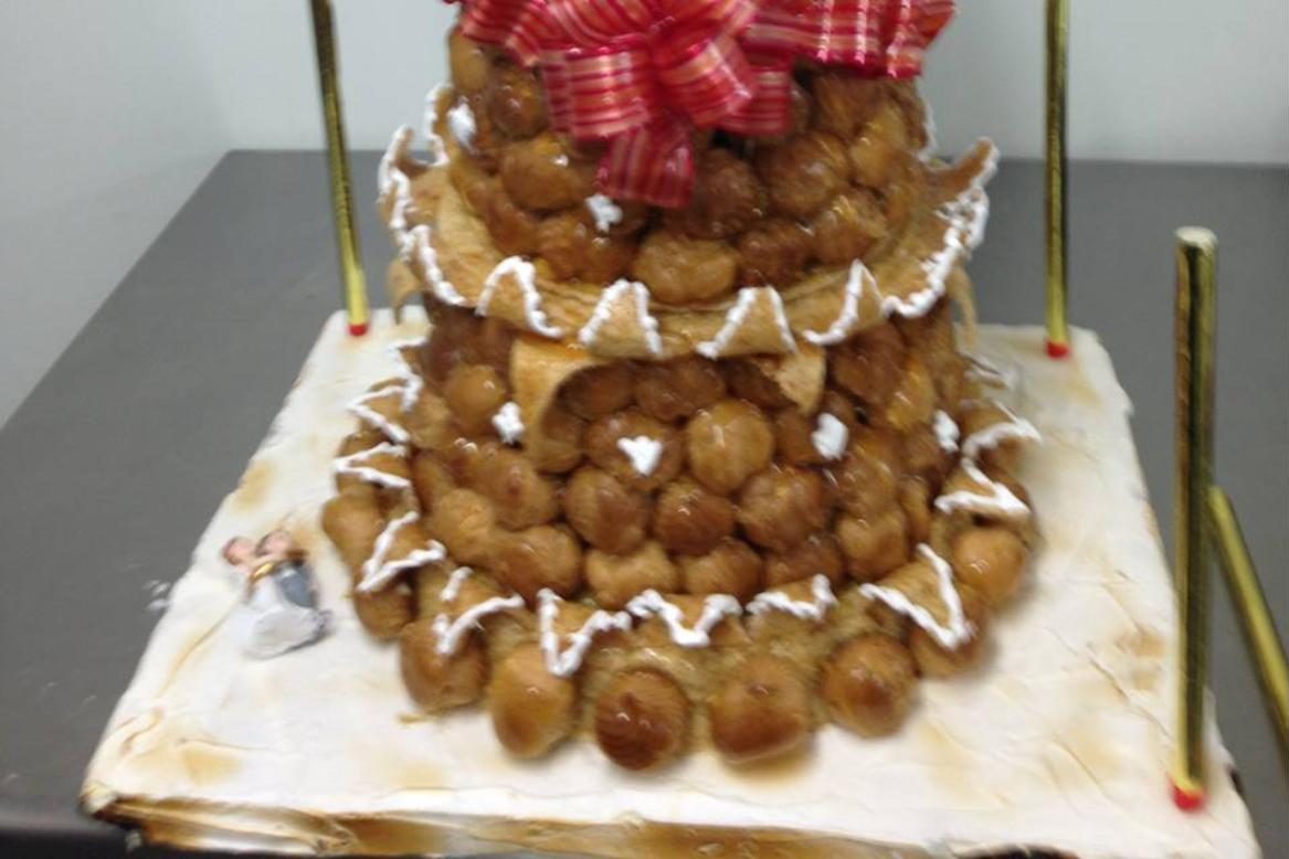 Pièce montée de choux caramélisés pour mariage