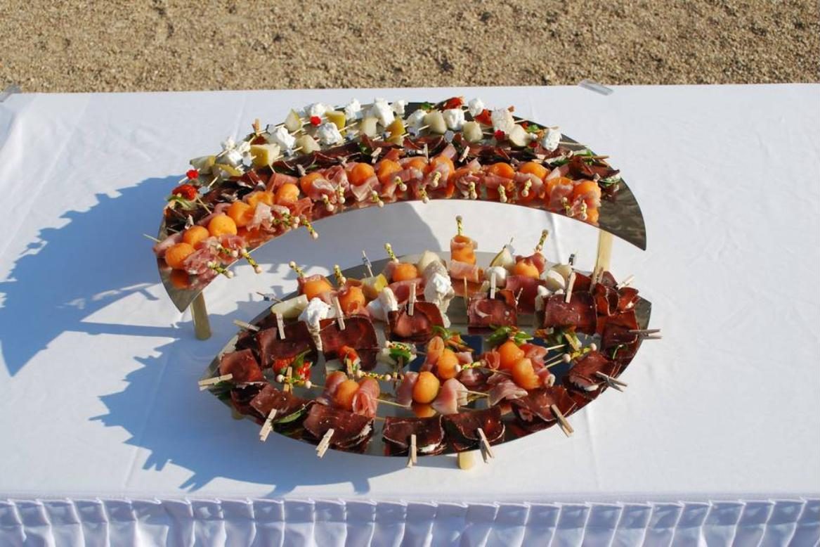 Présentoir de brochettes apéritives pour cocktail de mariage en extérieur