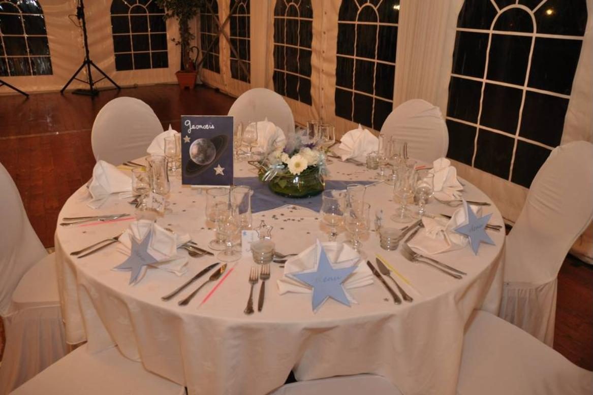 Table de mariage dressée sous chapiteau avec décoration étoilée